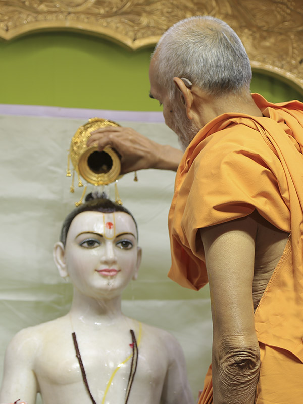 Param Pujya Mahant Swami Maharaj performs patotsav rituals