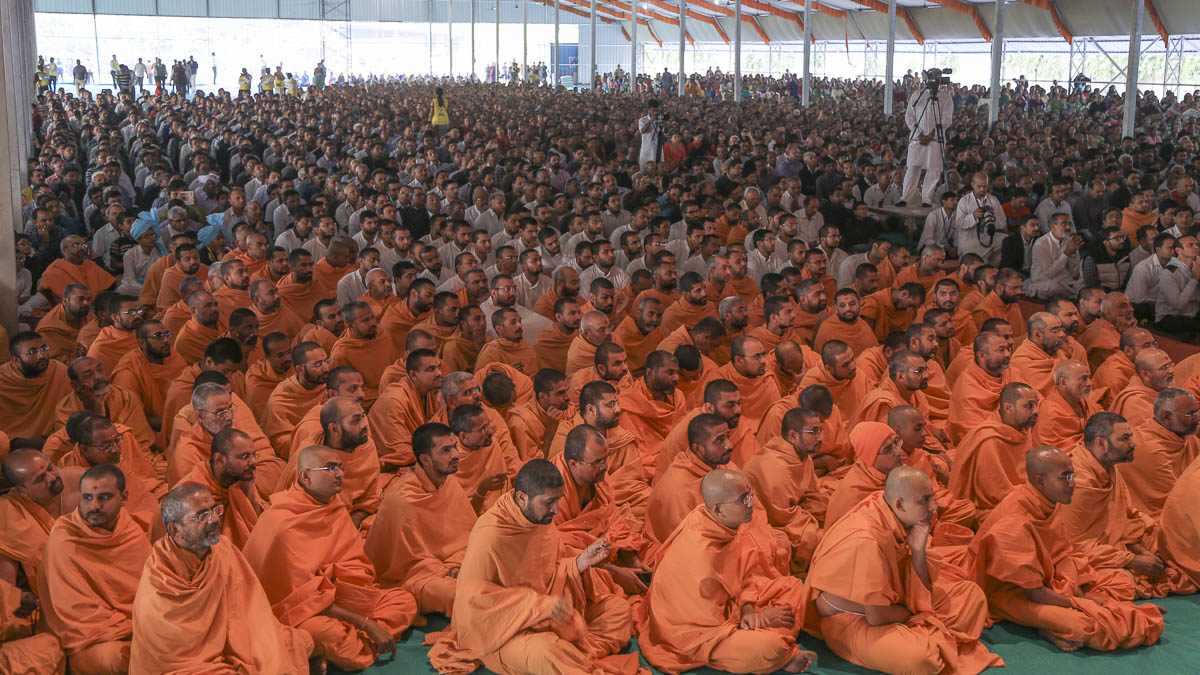Sadhus and devotees doing darshan of Param Pujya Mahant Swami Maharaj's morning puja