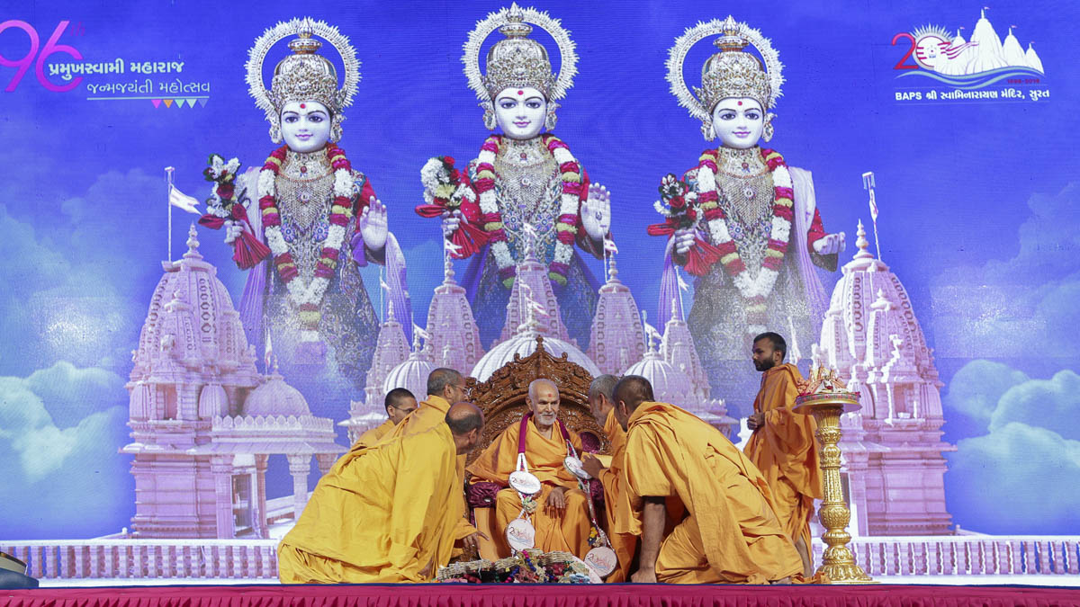 Sadhus honored Param Pujya Mahant Swami Maharaj with a garland