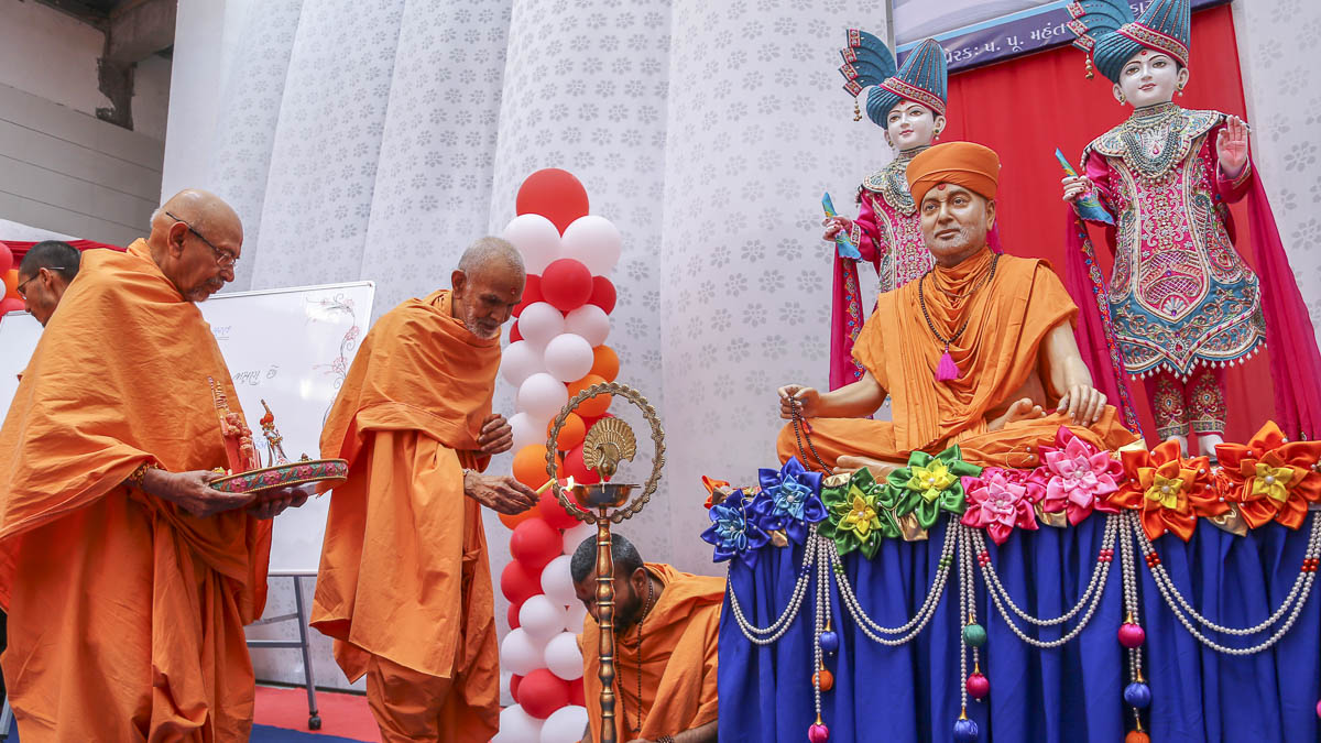 Param Pujya Mahant Swami Maharaj lights the inaugural lamp for new BAPS Swaminarayan Vidyamandir, Surat
