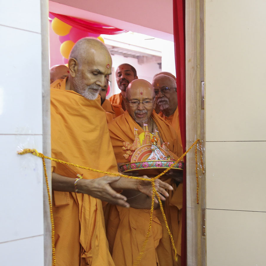 Param Pujya Mahant Swami Maharaj performs opening ceremony of Swaminarayan Vidyamandir