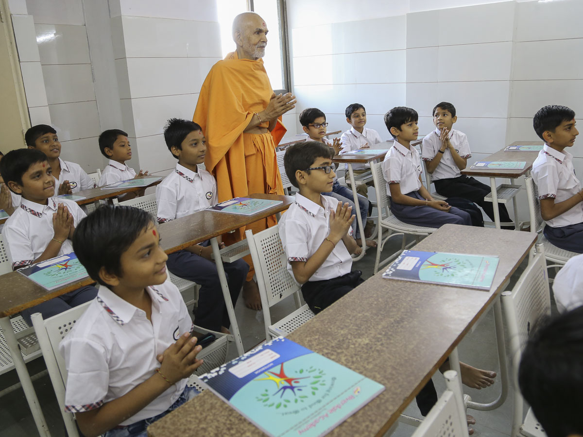 Param Pujya Mahant Swami Maharaj visits classrooms
