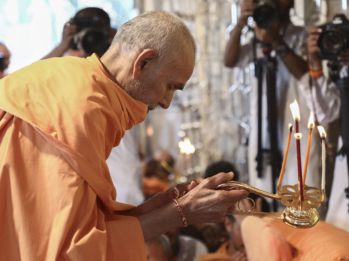 Param Pujya Mahant Swami Maharaj performs patotsav arti