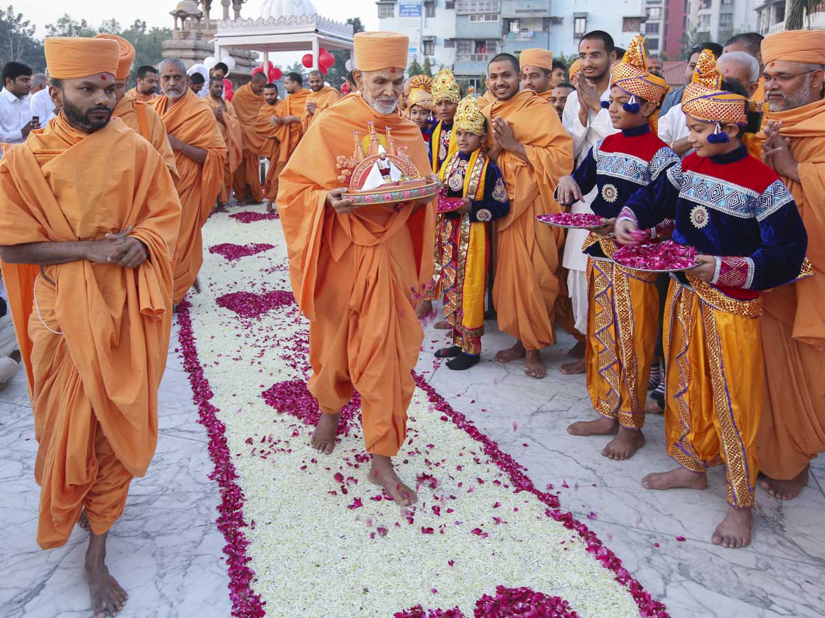 Param Pujya Mahant Swami Maharaj arrives for patotsav ceremony, 6 Dec 2016