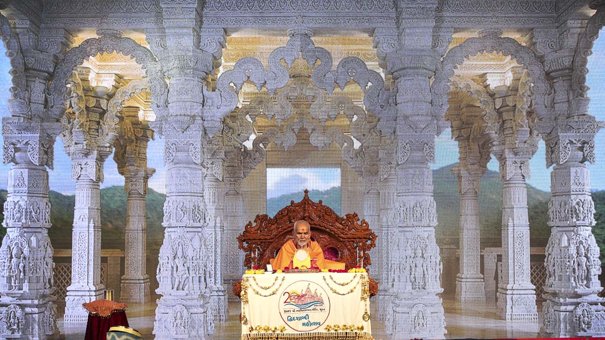 Param Pujya Mahant Swami Maharaj performs his morning puja, 6 Dec 2016