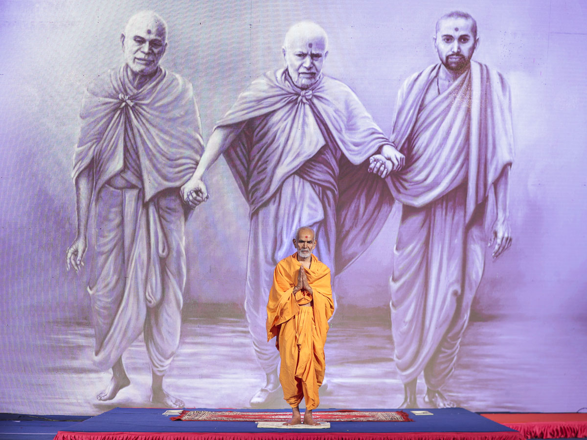 Param Pujya Mahant Swami Maharaj greets all with 'Jai Swaminarayan', 6 Dec 2016