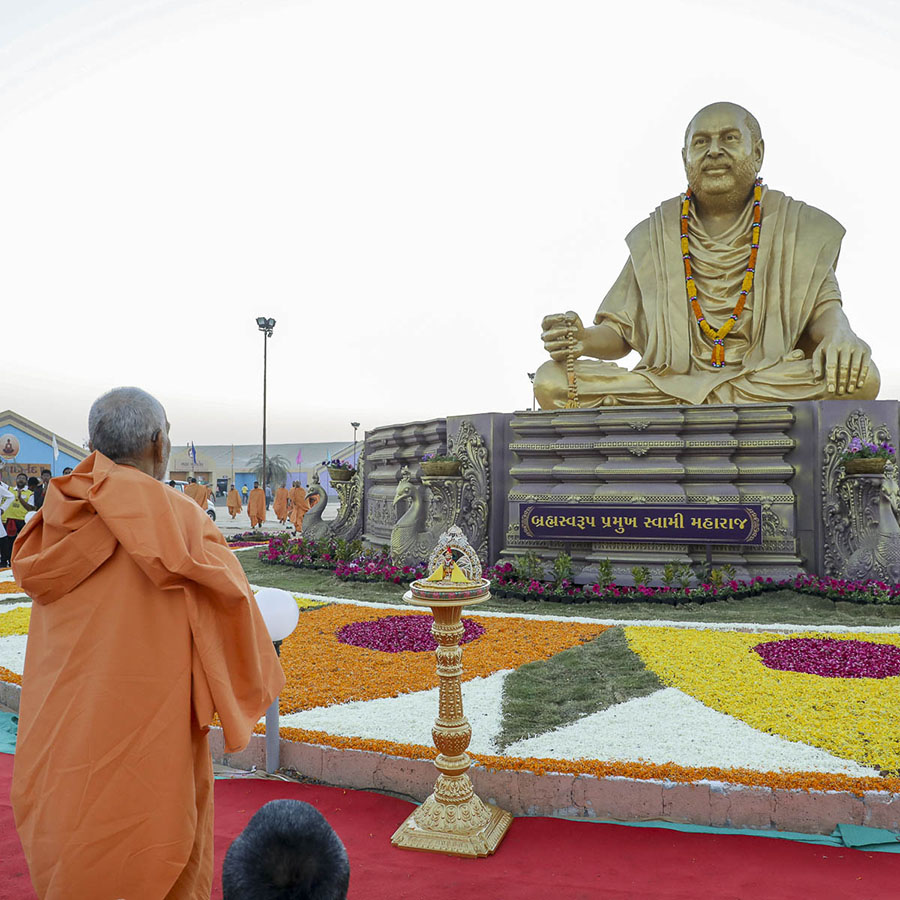 Param Pujya Mahant Swami Maharaj engrossed in darshan of Brahmaswarup Paramukh Swami Maharaj, 7 Dec 2016