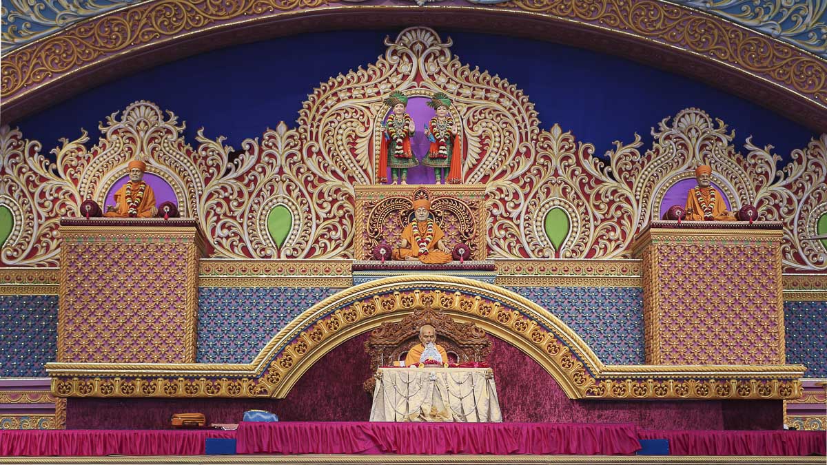 Param Pujya Mahant Swami Maharaj performs his morning puja, 7 Dec 2016
