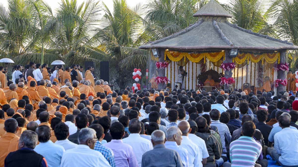 Param Pujya Mahant Swami Maharaj performs his morning puja, 8 Dec 2016
