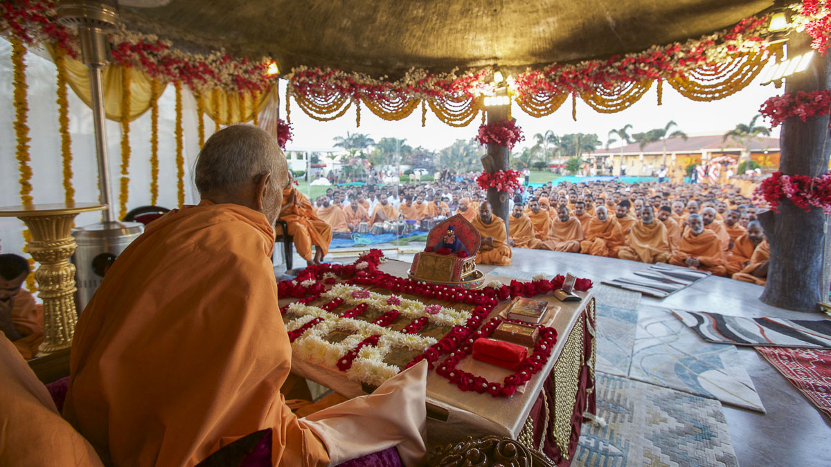 Param Pujya Mahant Swami Maharaj performs his morning puja, 8 Dec 2016