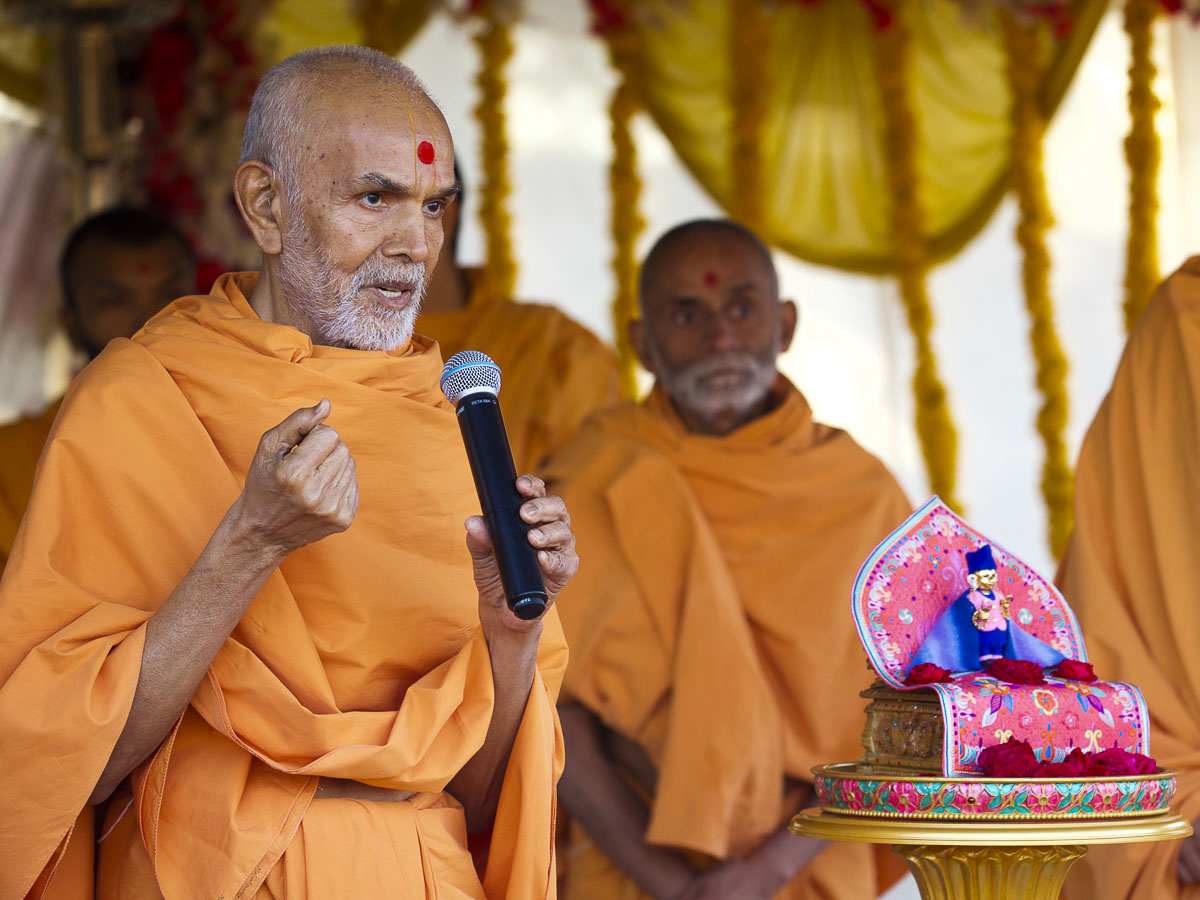 Param Pujya Mahant Swami Maharaj blesses devotees, 8 Dec 2016