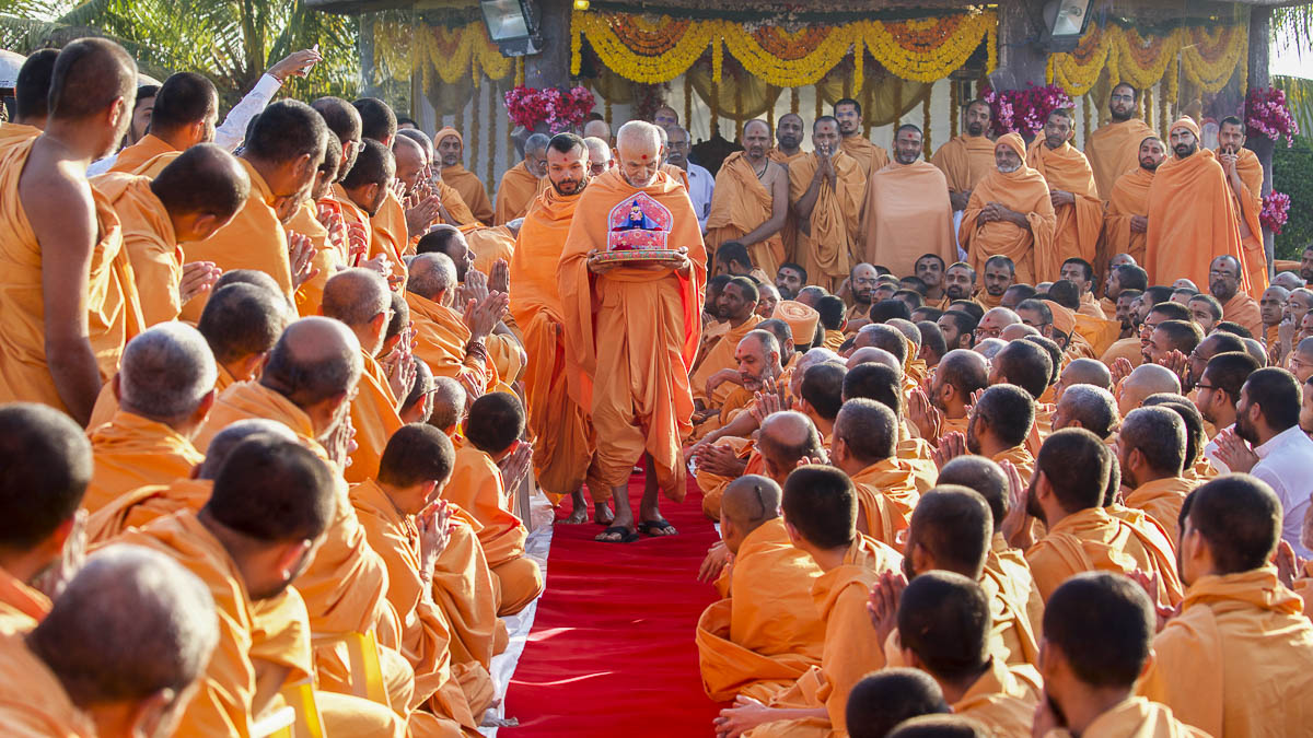 Sadhus doing darshan of Param Pujya Mahant Swami Maharaj, 8 Dec 2016