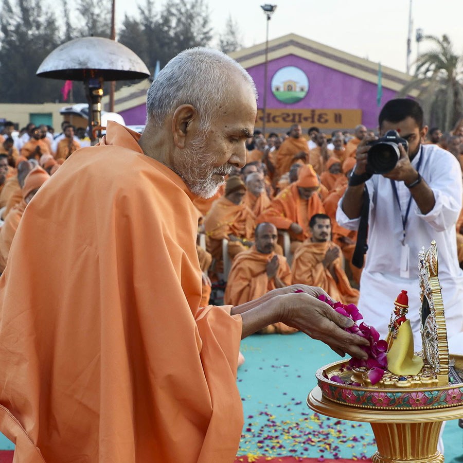 Param Pujya Mahant Swami Maharaj offers mantra-pushpanjali