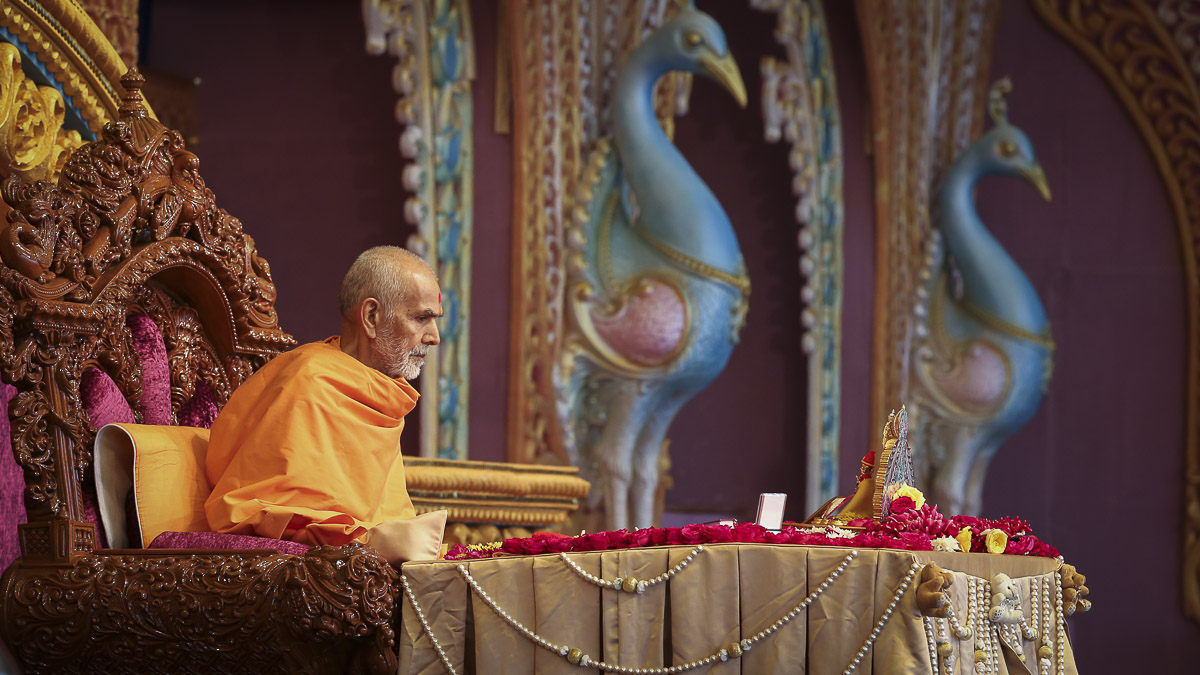 Param Pujya Mahant Swami Maharaj performs his morning puja