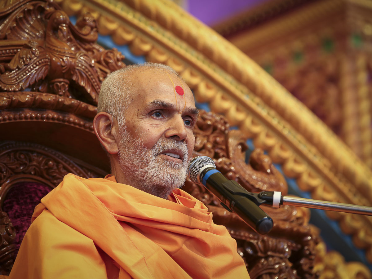 Param Pujya Mahant Swami Maharaj blesses the morning satsang assembly