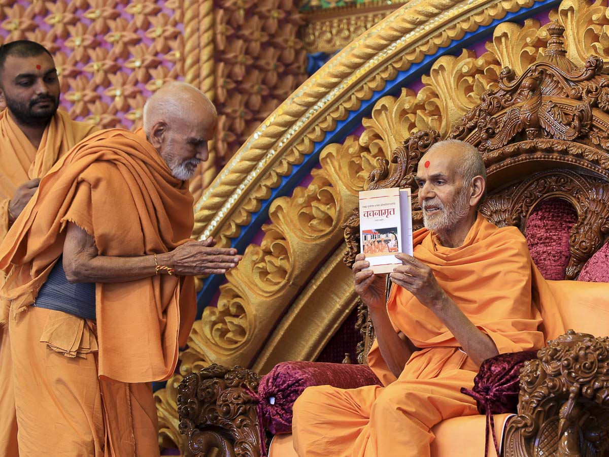 Param Pujya Mahant Swami Maharaj inaugurates new print publication Vachanamrut - Marathi edition