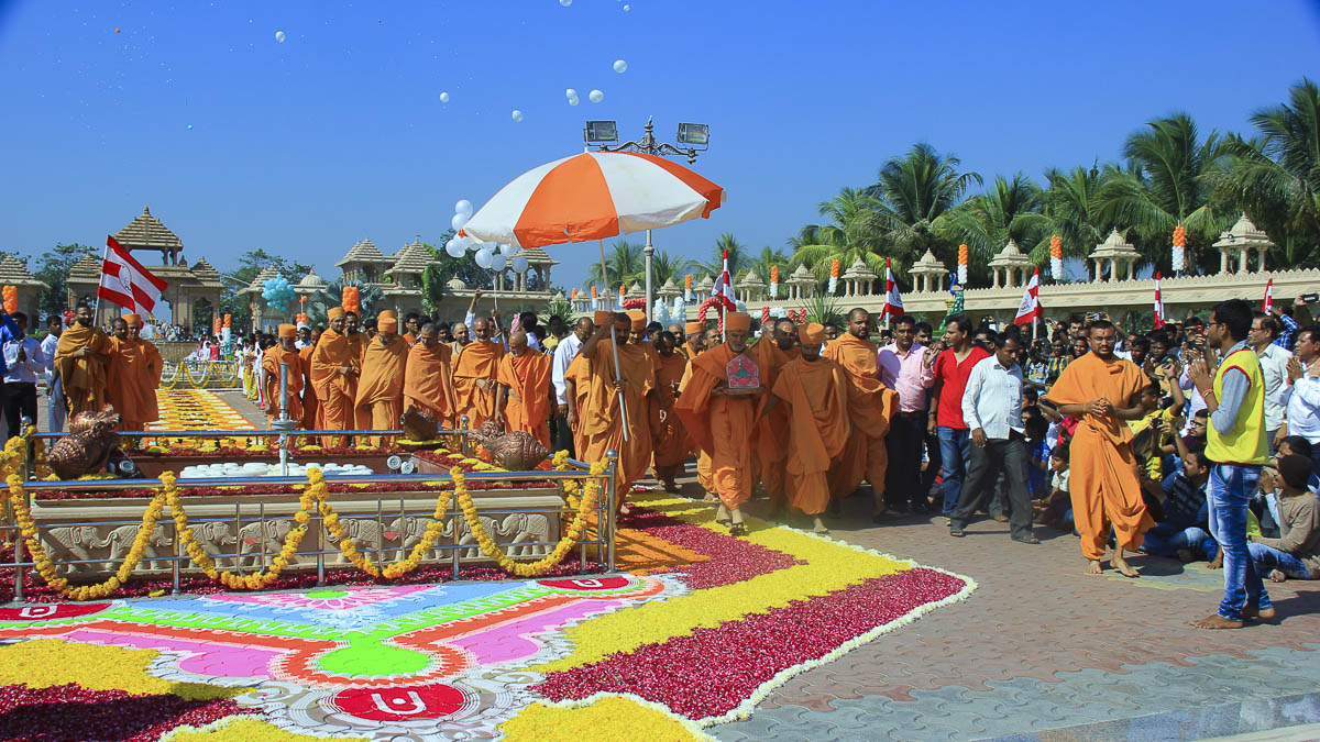 Param Pujya Mahant Swami Maharaj arrives at BAPS Shri Swaminarayan Mandir, Sankari, 8 Dec 2016