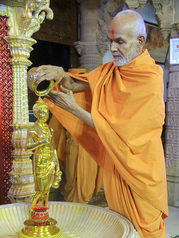 Param Pujya Mahant Swami Maharaj performs abhishek of Shri Nilkanth Varni, 8 Dec 2016