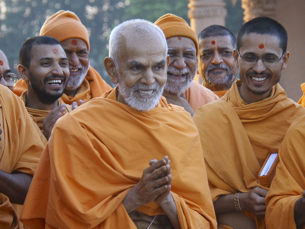 Param Pujya Mahant Swami Maharaj in a divine, jovial mood, 9 Dec 2016