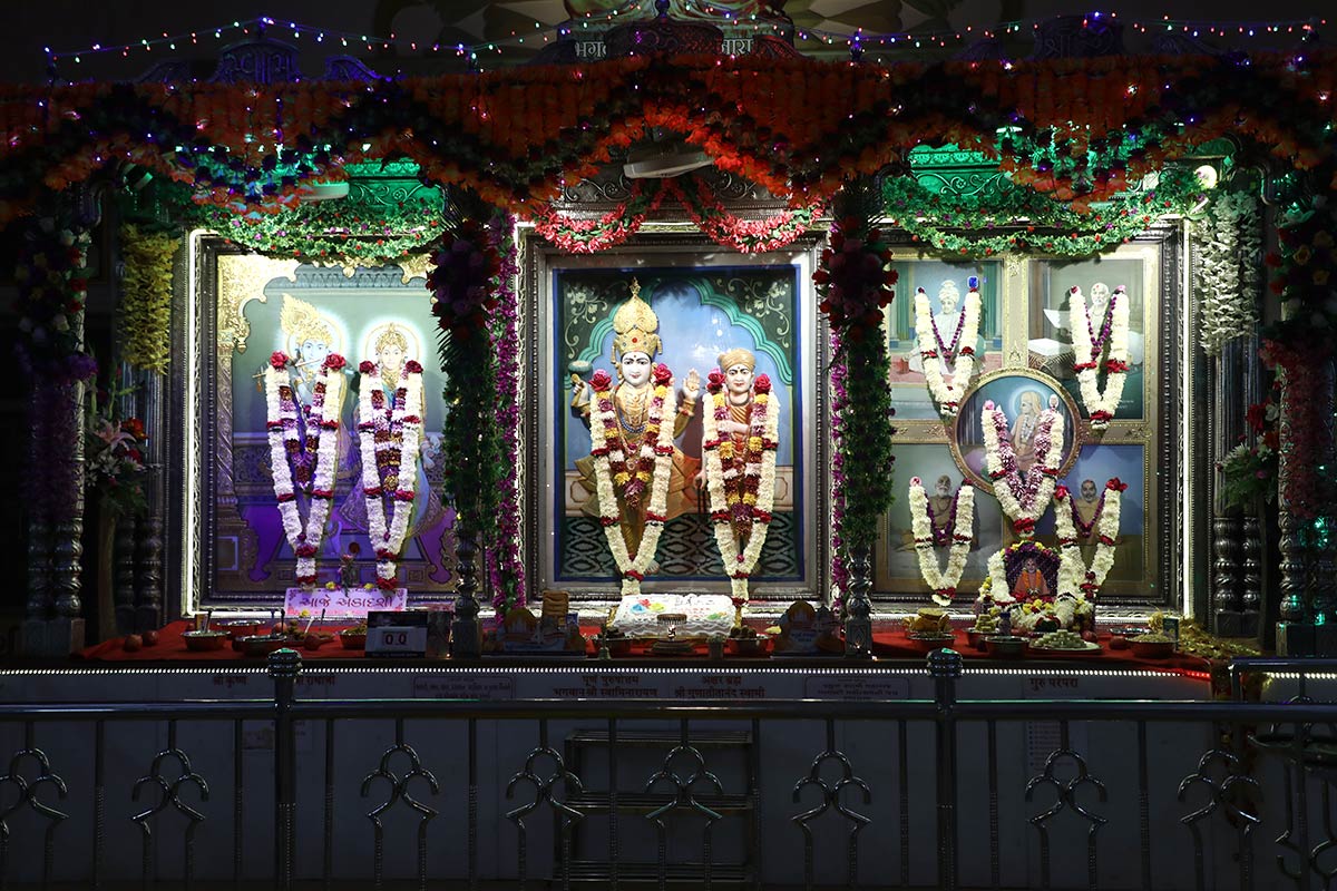 Thakorji at BAPS Shri Swaminarayan Mandir, Vyara, 10 Dec 2016