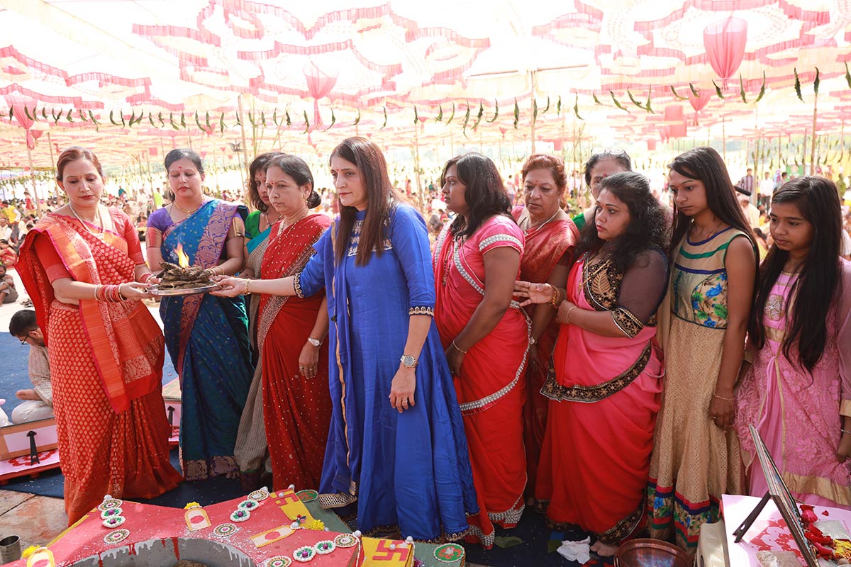 Devotees participate in mahayaag, 10 Dec 2016
