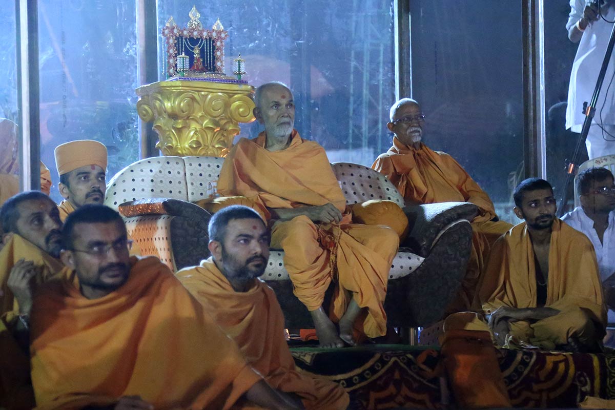 Param Pujya Mahant Swami Maharaj during the assembly, 10 Dec 2016