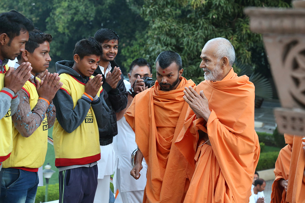 Param Pujya Mahant Swami Maharaj greets devotees with 'Jai Swaminarayan', 10 Dec 2016