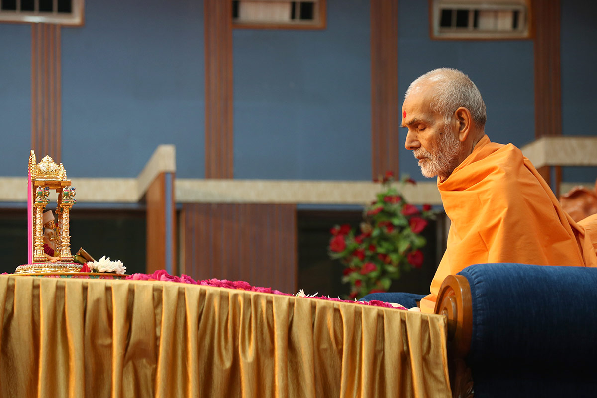 Param Pujya Mahant Swami Maharaj performs his morning puja, 10 Dec 2016