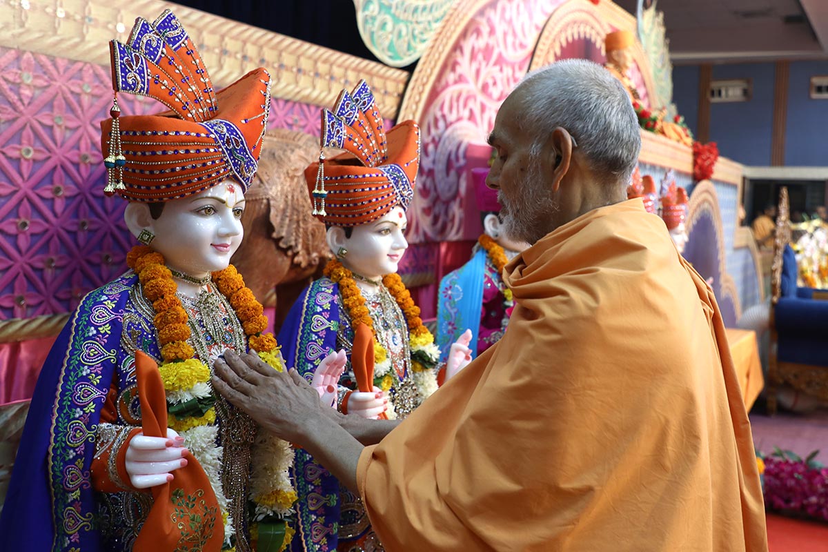 Param Pujya Mahant Swami Maharaj performs murti-pratishtha rituals for BAPS Shri Swaminarayan Mandirs at Lingad, Areth and Kosadi, 11 Dec 2016