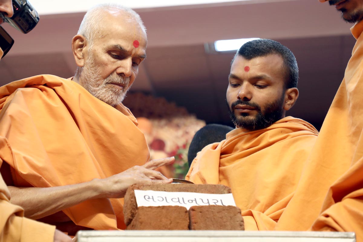 Param Pujya Mahant Swami Maharaj sanctifies bricks to start construction of mandirs at Bhagwanpura and other 13 centers, 11 Dec 2016