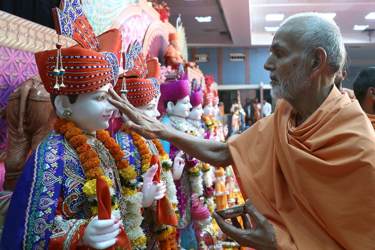 Param Pujya Mahant Swami Maharaj performs murti-pratishtha rituals, 11 Dec 2016