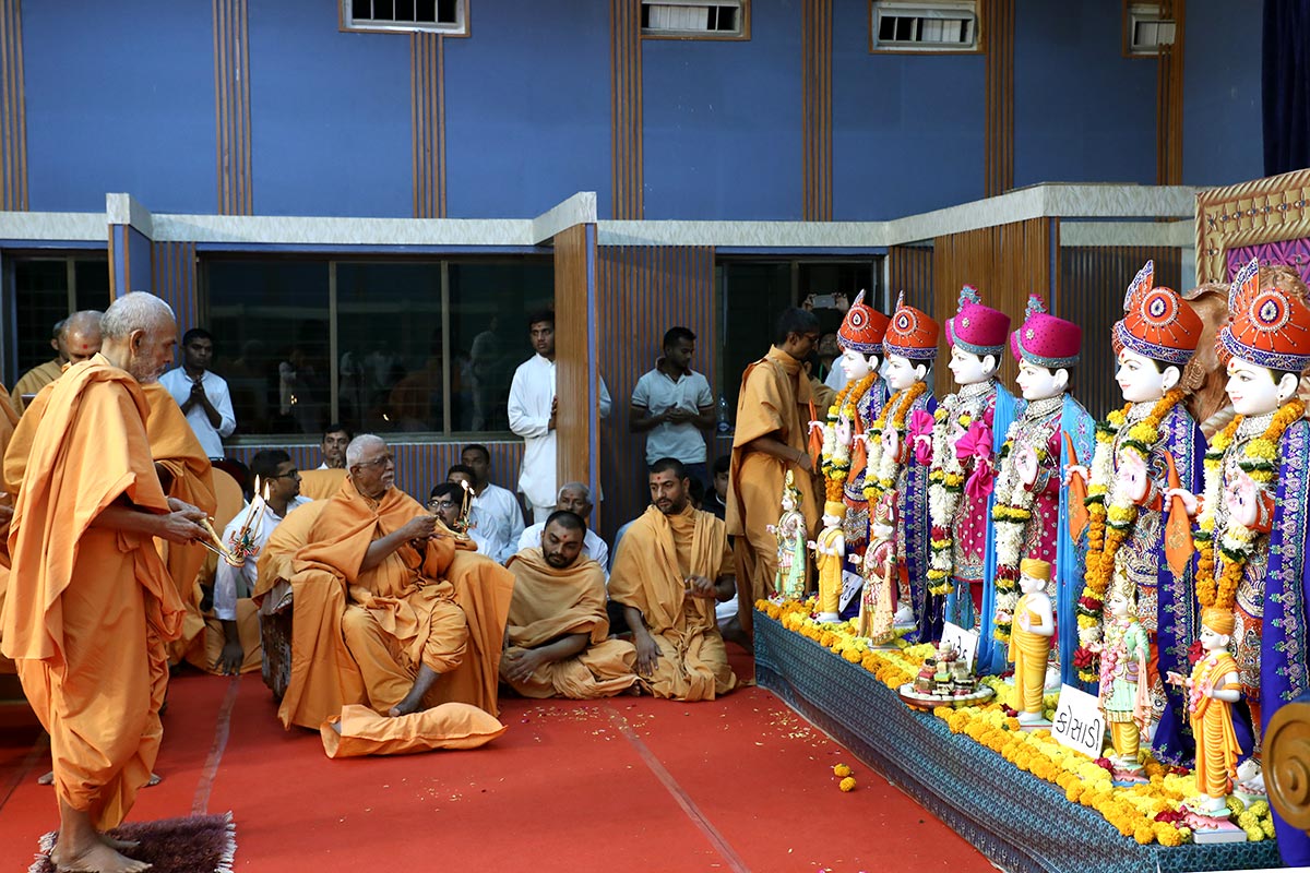 Param Pujya Mahant Swami Maharaj and Pujya Doctor Swami perform pratishtha arti, 11 Dec 2016