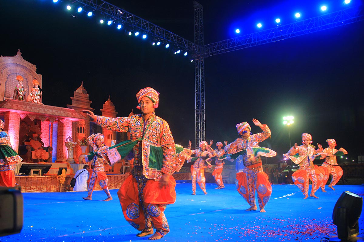 Youths perform a cultural dance, 11 Dec 2016