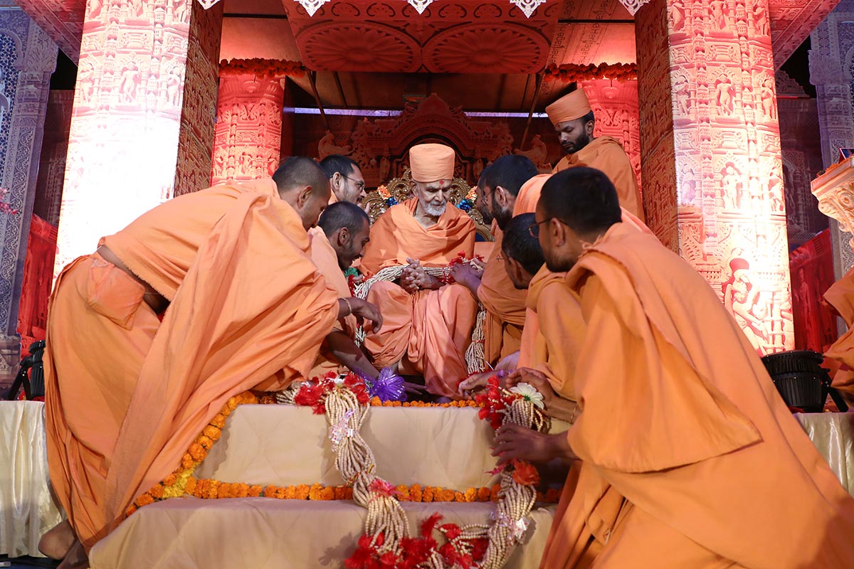 Sadhus honor Param Pujya Mahant Swami Maharaj with a garland, 11 Dec 2016