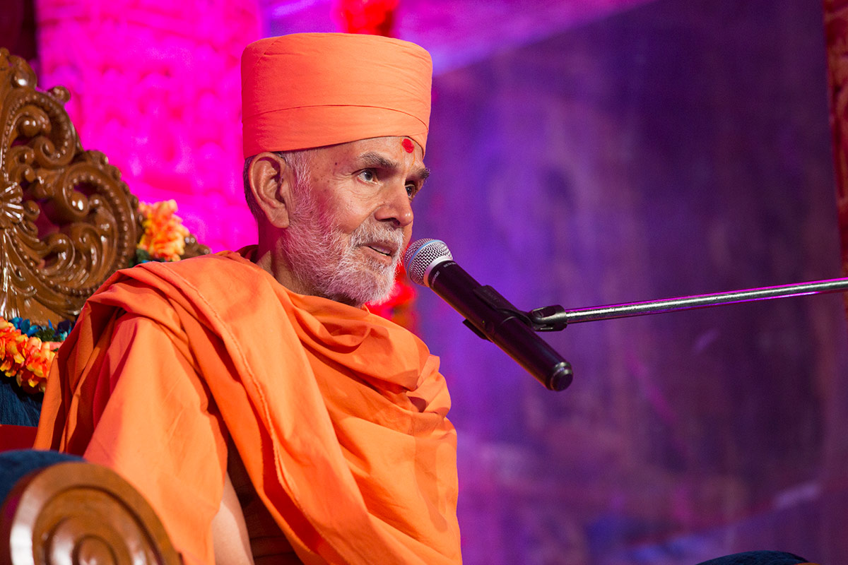 Param Pujya Mahant Swami Maharaj blesses devotees, 11 Dec 2016