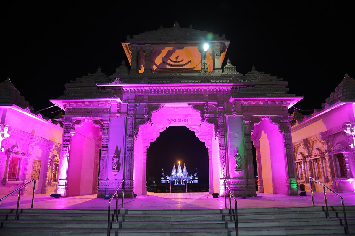Majestic entrance gate to Shri BAPS Shri Swaminarayan Mandir, Sankari, 12 Dec 2016