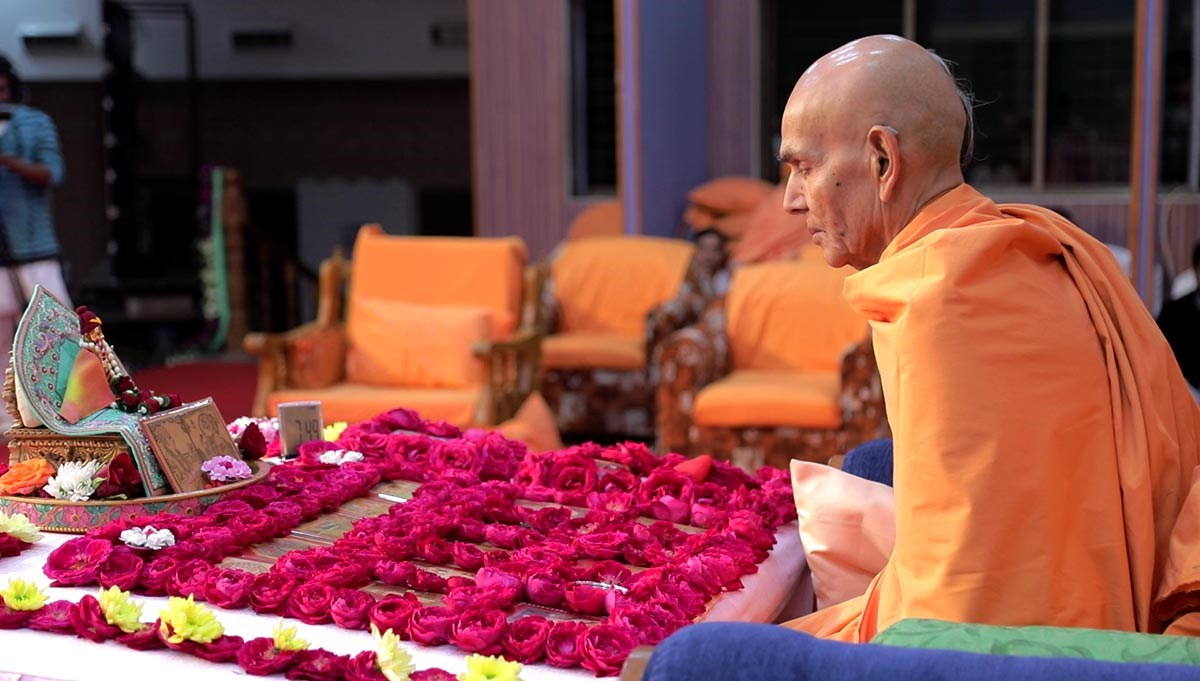 Param Pujya Mahant Swami Maharaj performs his morning puja, 12 Dec 2016