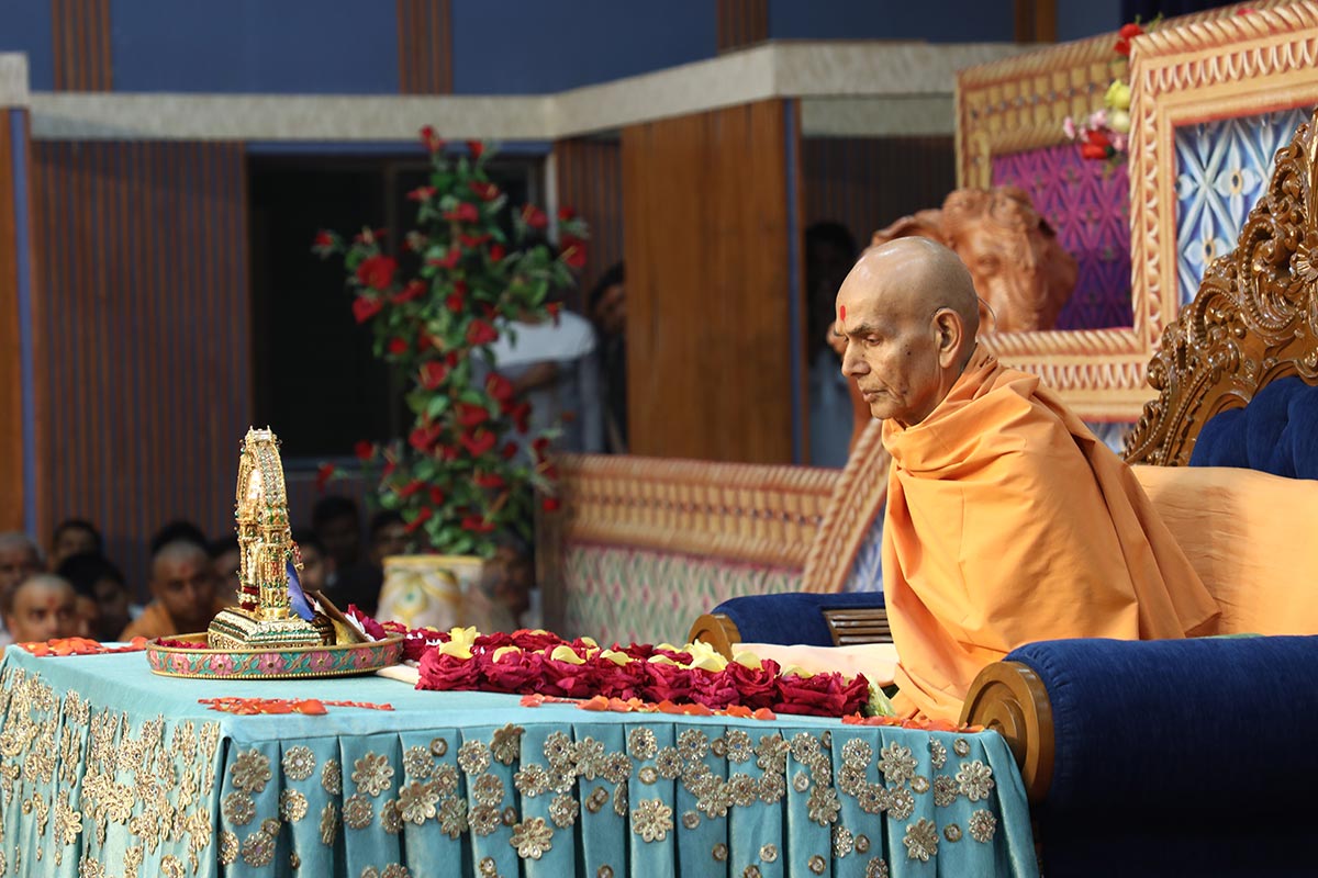 Param Pujya Mahant Swami Maharaj performs his morning puja, 13 Dec 2016