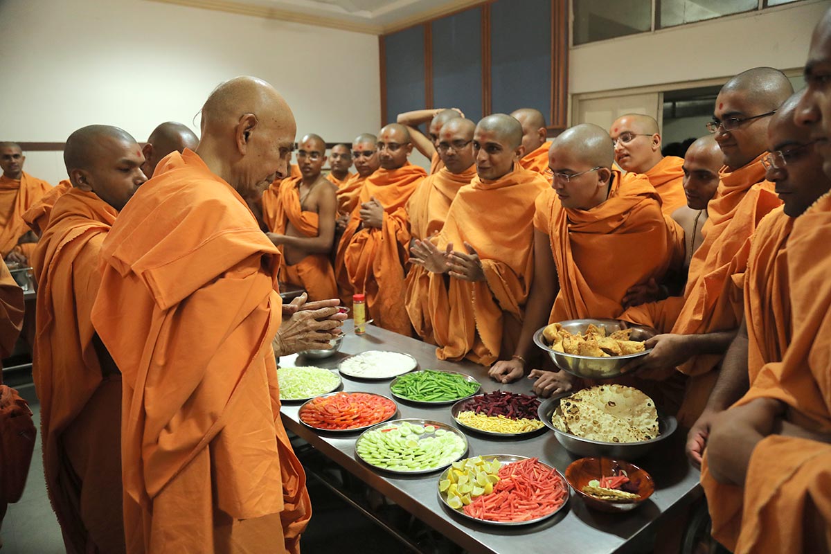 Param Pujya Mahant Swami Maharaj sanctifies kitchen, 13 Dec 2016