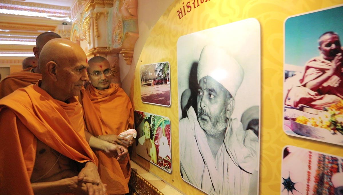 Param Pujya Mahant Swami Maharaj engrossed in darshan, 13 Dec 2016