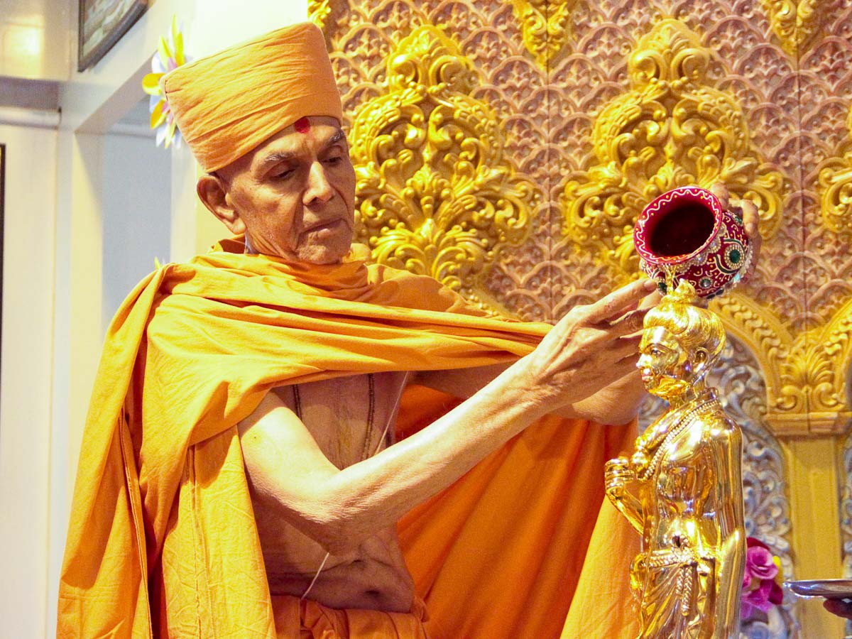 Param Pujya Mahant Swami Maharaj performs abhishek of Shri Nilkanth Varni, 13 Dec 2016