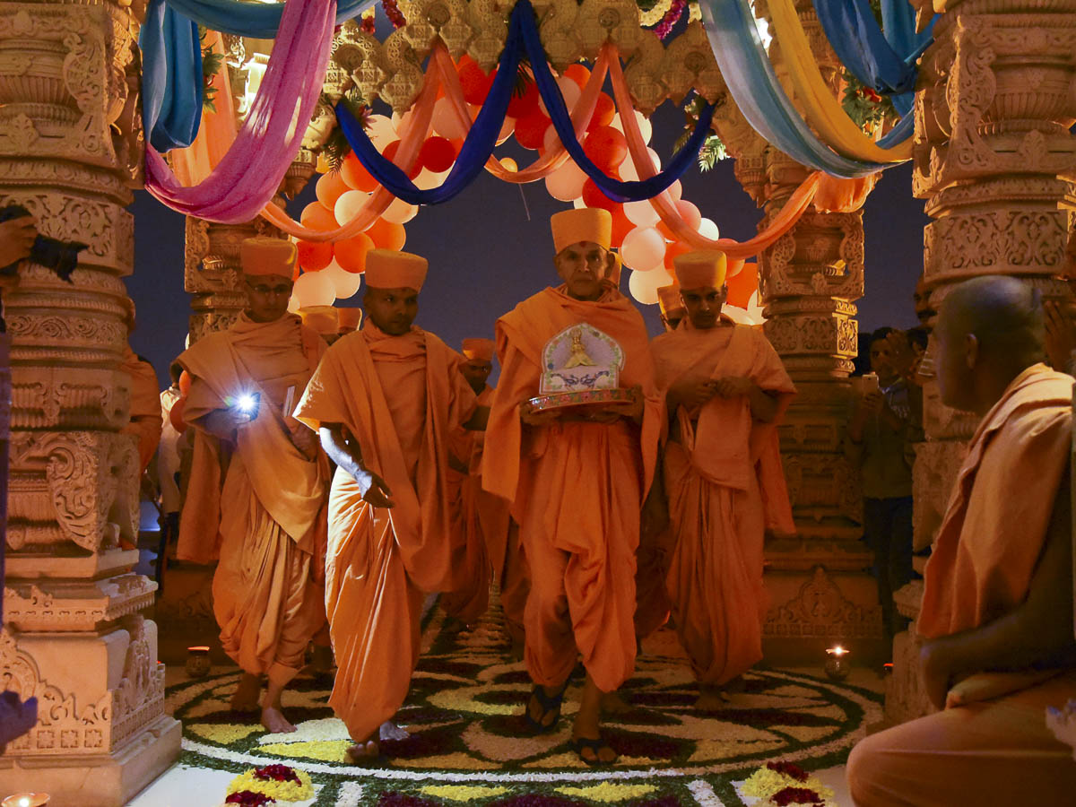 Param Pujya Mahant Swami Maharaj with Shri Harikrishna Maharaj, 13 Dec 2016