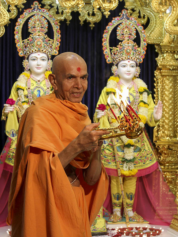 Param Pujya Mahant Swami Maharaj performs arti, 13 Dec 2016