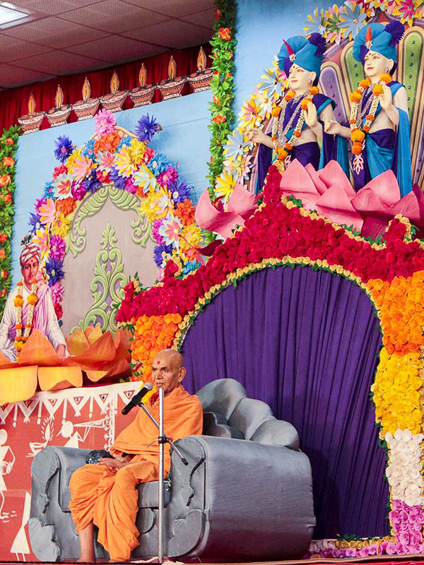 Param Pujya Mahant Swami Maharaj blesses the welcome assembly, 13 Dec 2016