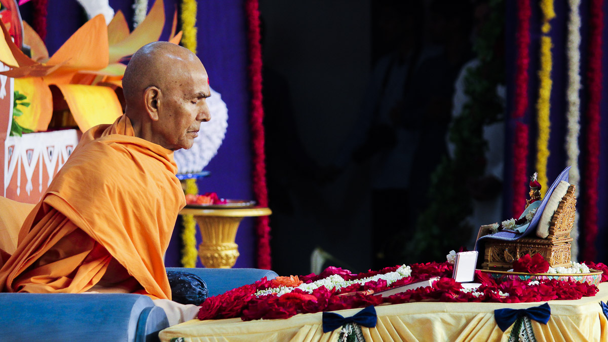 Param Pujya Mahant Swami Maharaj performs his morning puja, 14 Dec 2016