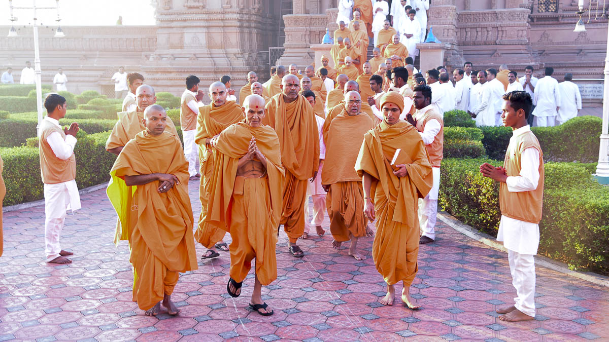 Param Pujya Mahant Swami Maharaj after darshan of Thakorji, 14 Dec 2016