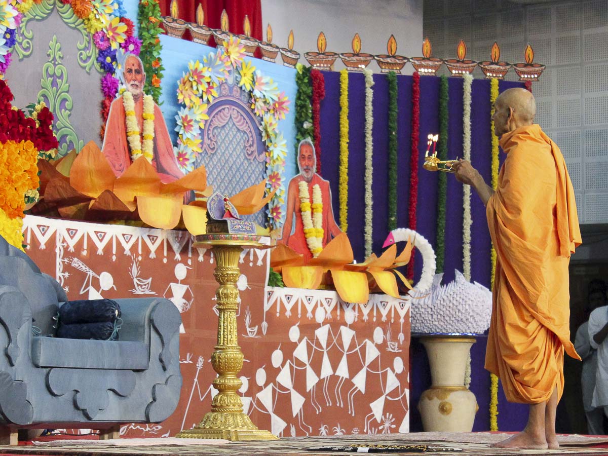 Param Pujya Mahant Swami Maharaj performs arti, 14 Dec 2016