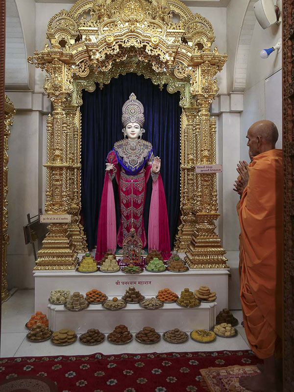 Param Pujya Mahant Swami Maharaj engrossed in darshan of Thakorji, 16 Dec 2016
