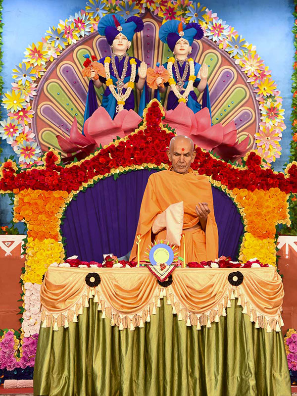 Param Pujya Mahant Swami Maharaj performs his morning puja, 16 Dec 2016