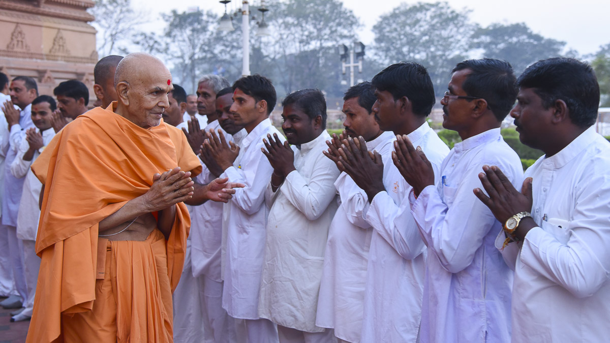 Param Pujya Mahant Swami Maharaj blesses devotees, 16 Dec 2016